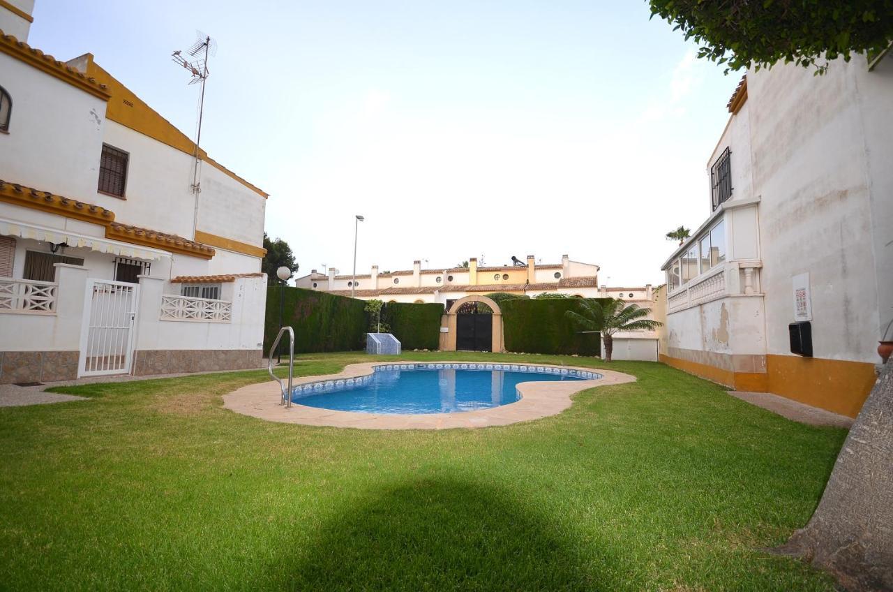 Agradable Adosado Con Piscina, Duchas Hidromasaje Villa Torrevieja Luaran gambar