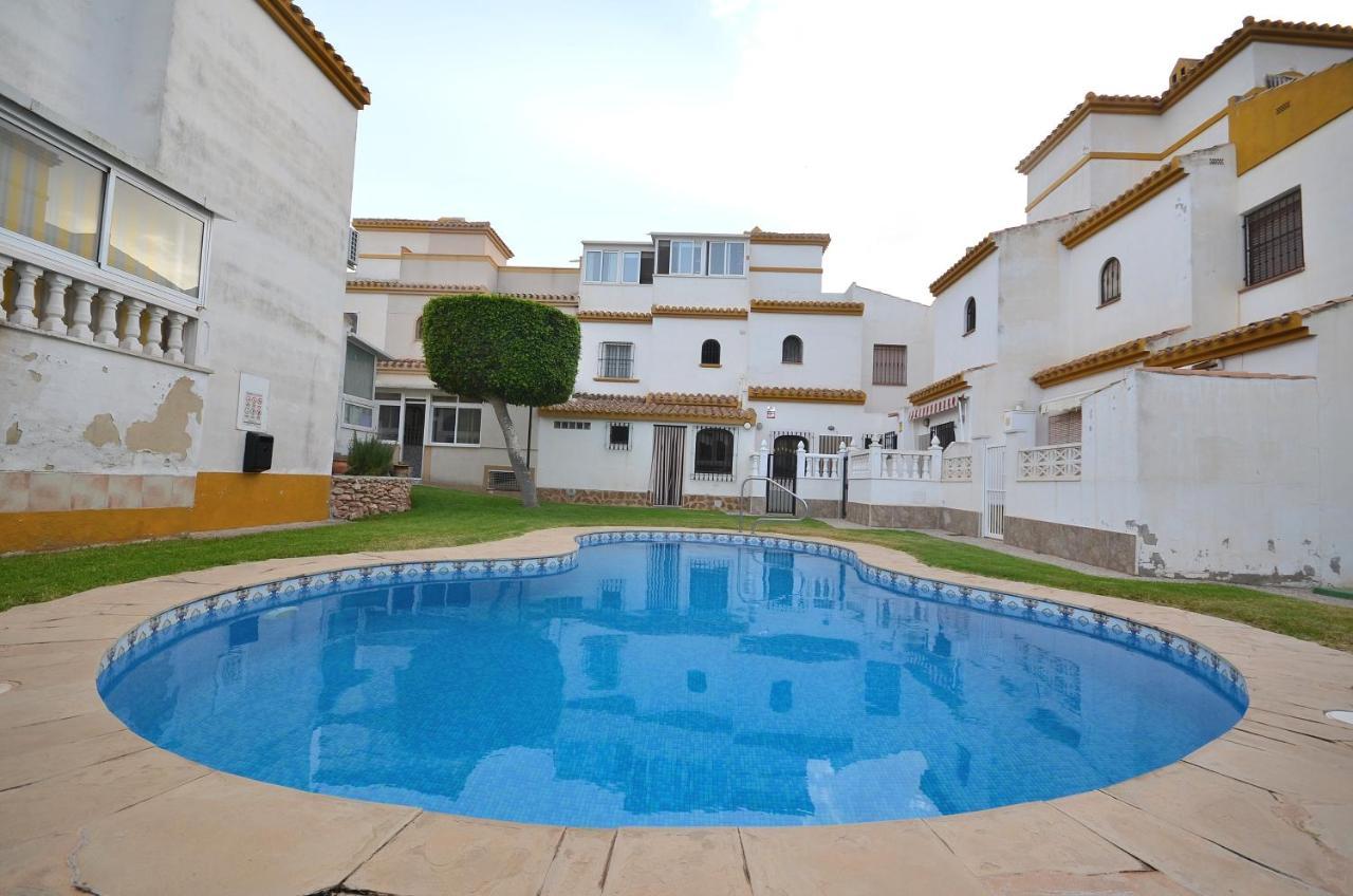 Agradable Adosado Con Piscina, Duchas Hidromasaje Villa Torrevieja Luaran gambar