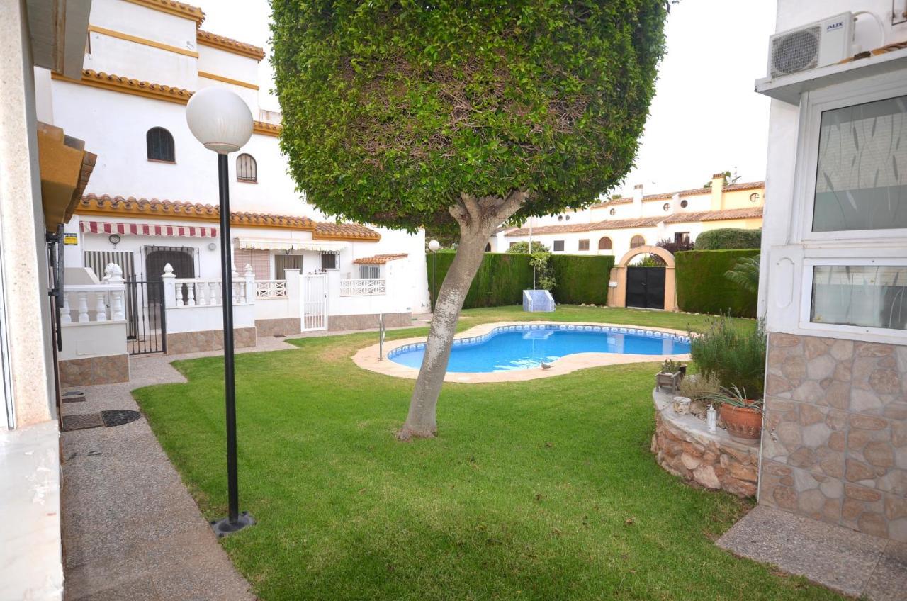 Agradable Adosado Con Piscina, Duchas Hidromasaje Villa Torrevieja Luaran gambar