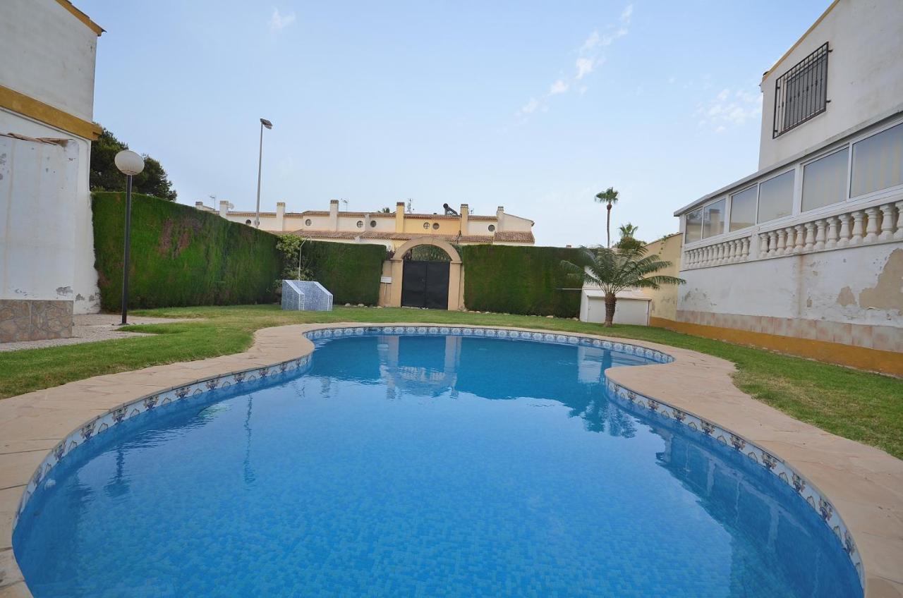 Agradable Adosado Con Piscina, Duchas Hidromasaje Villa Torrevieja Luaran gambar